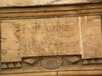  inscription à demi effacée au-dessus d'une porte d'immeuble, grande rue